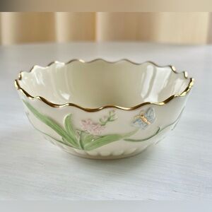 LENOX, BUTTERFLY MEADOW, BOWL. MADE OF FINE CHINA & FEATURES A SCALLOPED RIM.